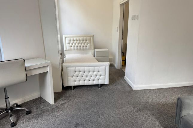 78, Studio, Westcroft Road, , Bradford photo 4