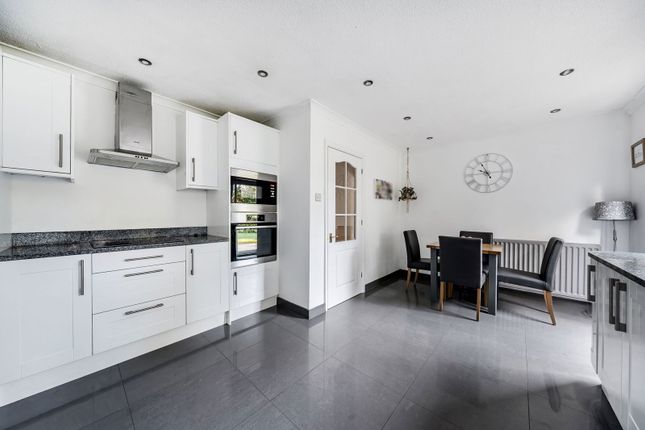 2, Kinnibrugh Drive, Lingfield photo 2
