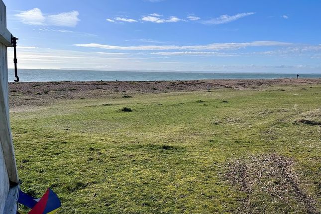 Beach hut R17, Sea Front, Hayling Island photo 5