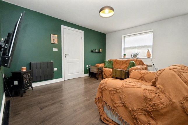 4, Brandon Court, West Yorkshire photo 3
