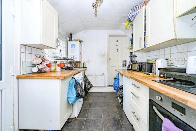 25, St. Saviours Crescent, Bedfordshire photo 4