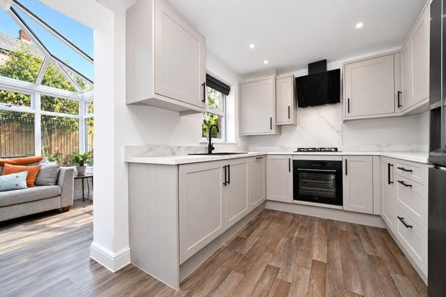 10, Latimer Close, Leeds photo 3