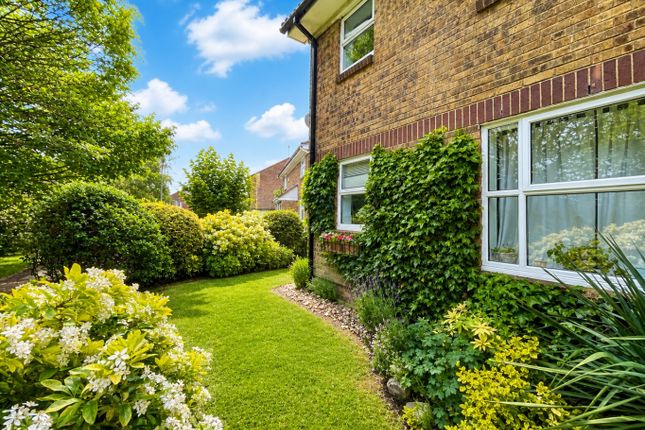 80, Rochford Drive, Luton photo 2