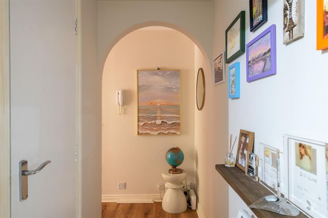 Flat 4, 11, Canons Close, Reigate photo 2