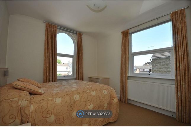 Richmond Crescent, Staines photo 4
