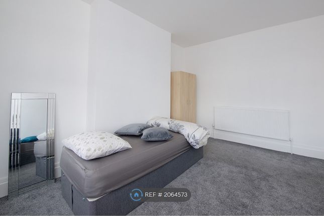 Room to rent in Cheetham Hill Road, Manchester