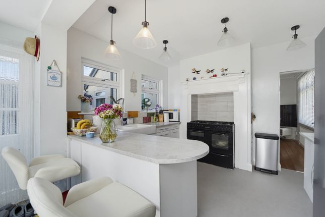17 Chertsey Road, Ashford, Surrey photo 4