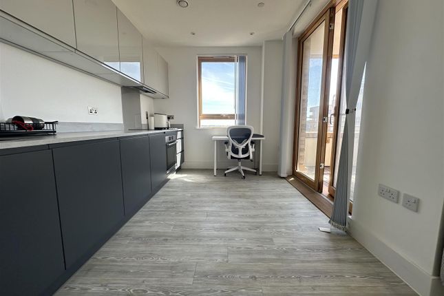 Flat 33, Swift Court, Tavy Bridge, London photo 3