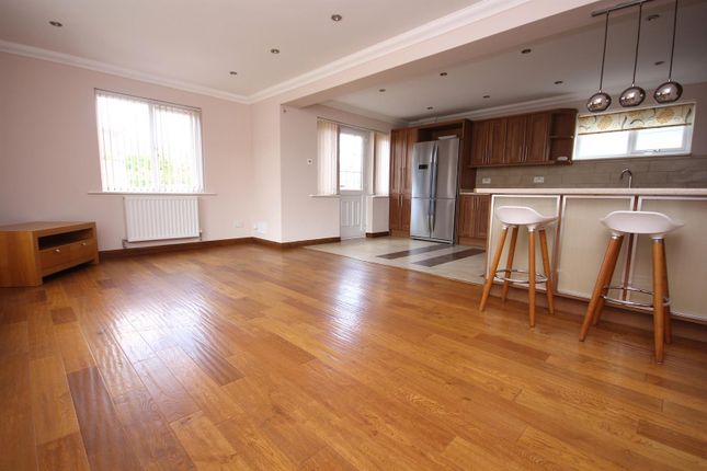 39, Hunts Pond Road, Southampton photo 3