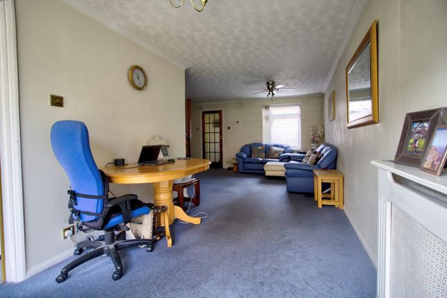 10, Windsor Close, Crawley photo 4