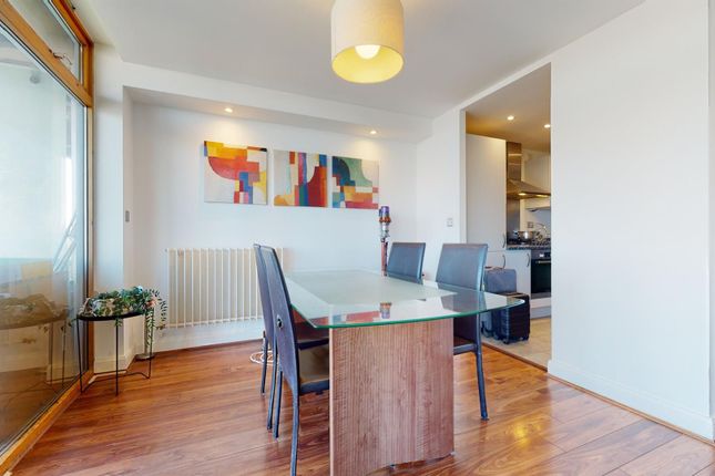 Flat to rent in Western Beach Apartment, Hanover Avenue, London