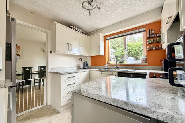 17, Keble Garth, Leeds photo 2