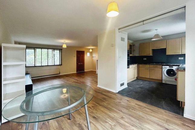 8, Whites Lane, Datchet photo 5