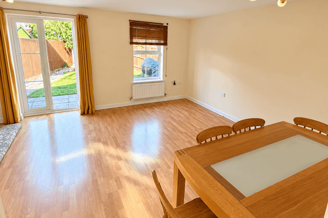 30 Olivia Drive, SLOUGH photo 2