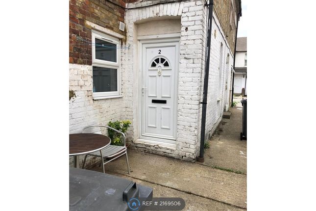 Flat to rent in Green Street, High Wycombe
