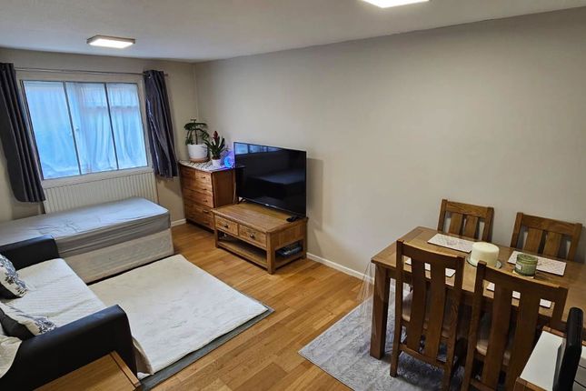 4, Vicarage Way, Slough photo 2