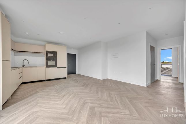 Fifth Floor, Meadow Heights, Romford photo 3
