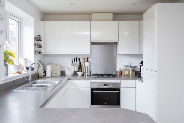 15 Eames Crescent, Horley photo 2