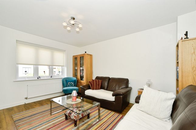 11, Clements Way, Swindon photo 4