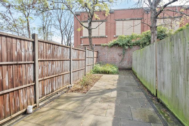 28 Weavers Close, Isleworth photo 3