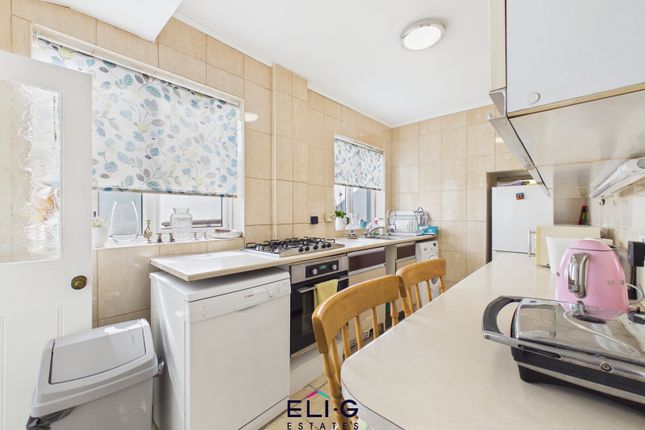 46 Holders Hill Avenue, London photo 3