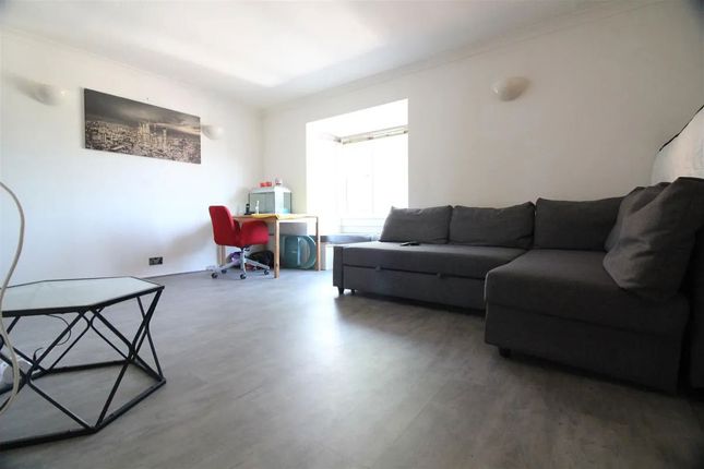 36, Helmsdale Close, Hayes photo 2