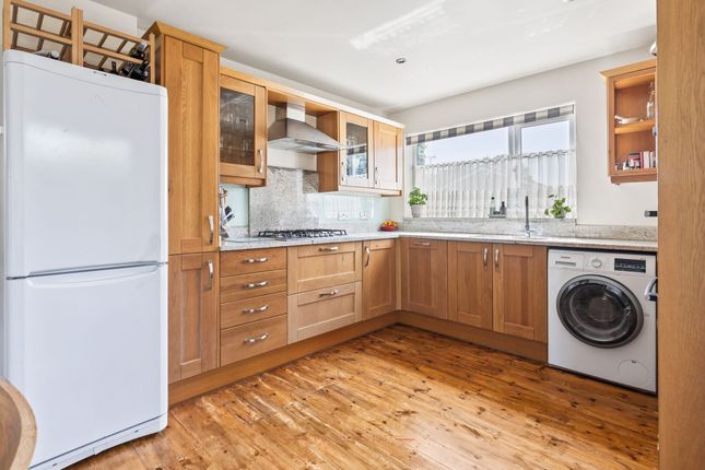 1 Hazelwood Close, Crawley photo 3