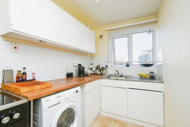 21, Chaveywell Court, Castle Street, Calne photo 4