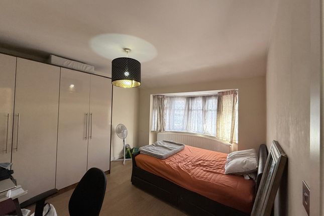 00, Southdown Crescent, Harrow photo 4