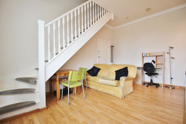 Thumbnail Flat to rent in Queens Avenue, London