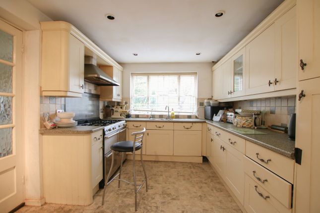 2, Walnut Close, Wokingham photo 5