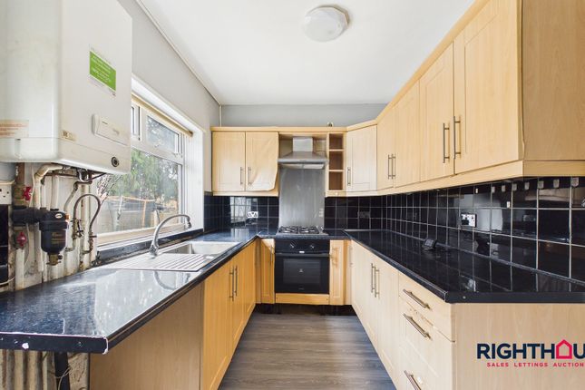 15 Como Grove, Bradford photo 3