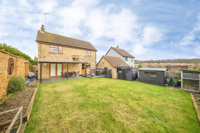 6, Woodpecker Close, Colchester photo 2