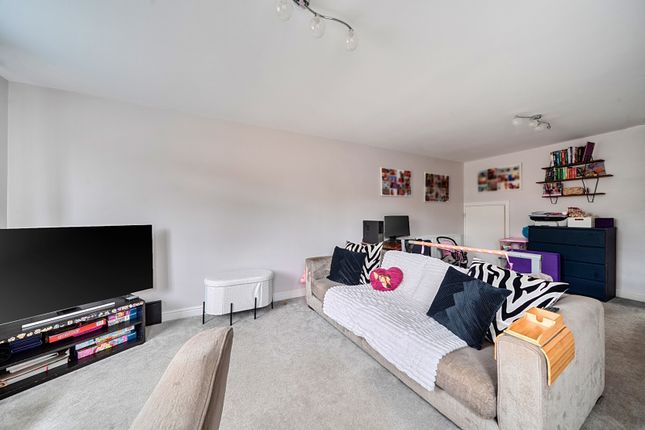 107, Vine Road, Slough photo 2