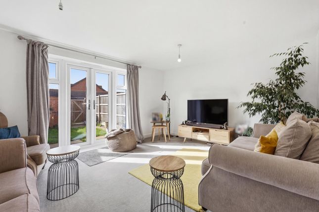 12 Coopers Close, Woodbridge photo 2