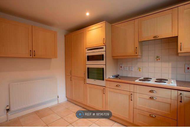 End terrace house to rent in Collards Gate, Haslemere, Surrey
