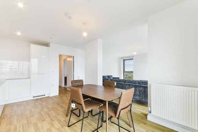 Flat to rent in Seven Sisters Road, London