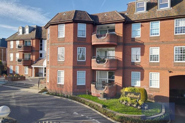 Thumbnail Flat to rent in Manor Road, Chigwell