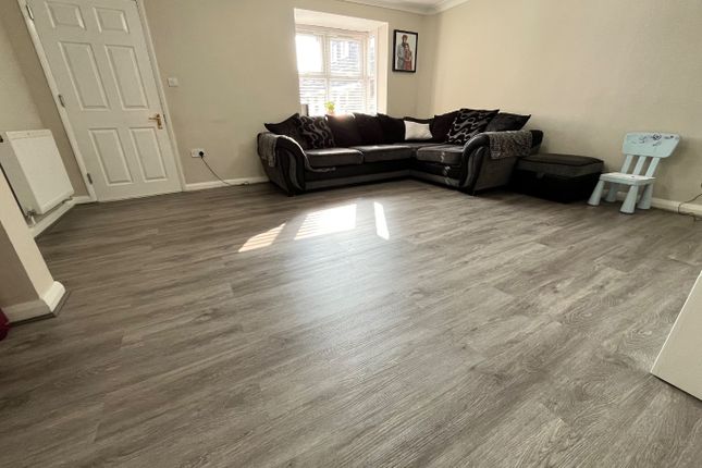7, Evergreen Way, Luton photo 4