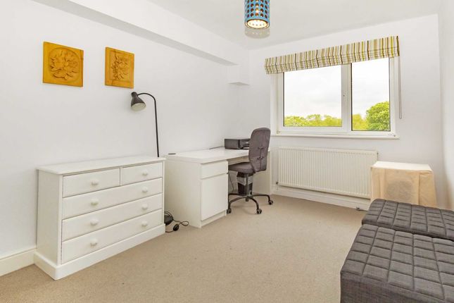 Flat to rent in Broom Park, Teddington