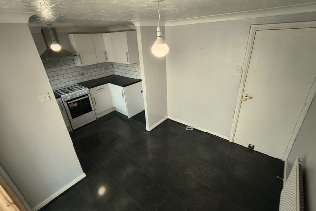 18, Douglas Close, Grays photo 4