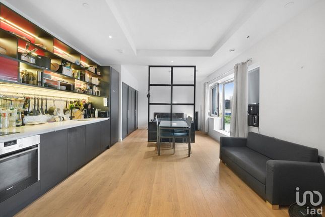 Flat for sale in Botanic Square, London