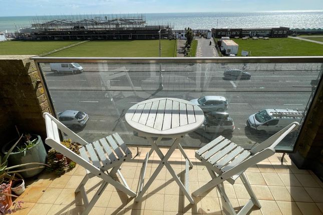 Flat for sale in Fairlawns, Kingsway, Hove