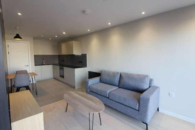 Flat to rent in Spinners Way, Manchester