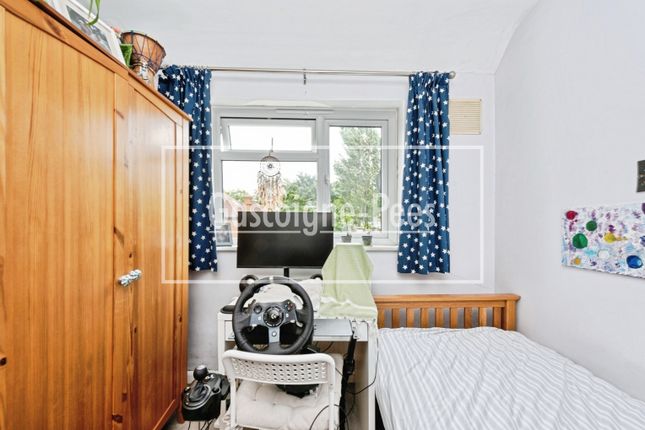 16, Worcester Park photo 4
