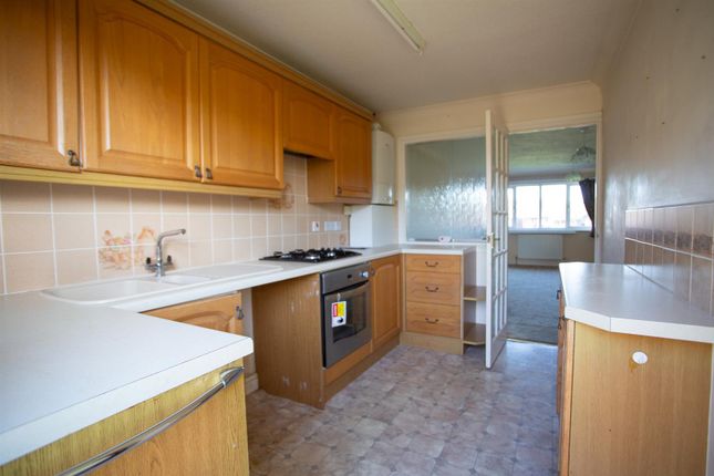 7, Robins Court, Chard photo 2