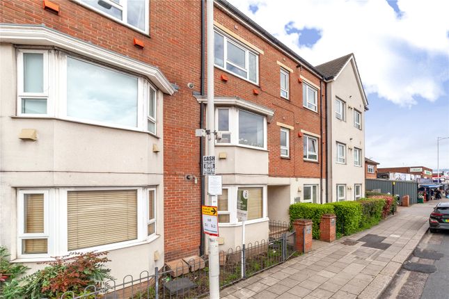 Flat for sale in Green Lane, Ilford, London