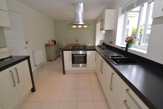 40, Burwood Fold, Bradford photo 3