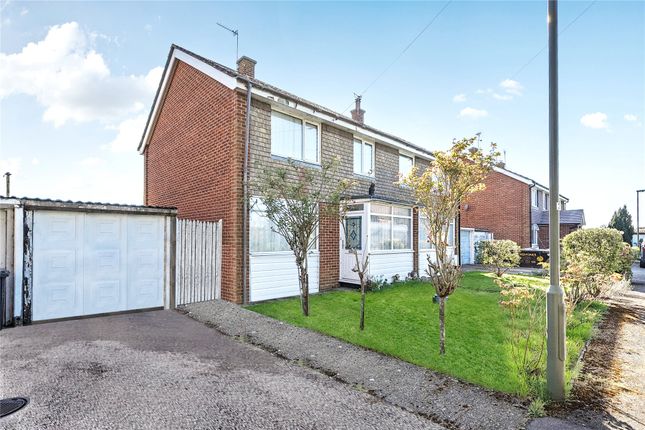 3, Farm Close, Chertsey photo 2