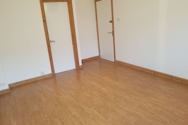 Flat to rent in Warminster Road, London
